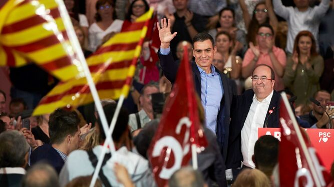 El presidente del Gobierno en funciones, Pedro Sánchez, junto al líder del PSC, Miquel Iceta, en un acto preelectoral en Viladecans (Barcelona) este miércoles..