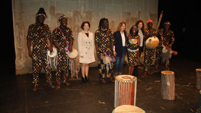 Presentación del espectáculo de ritmos senegaleses en el Auditorio de El Ejido.
