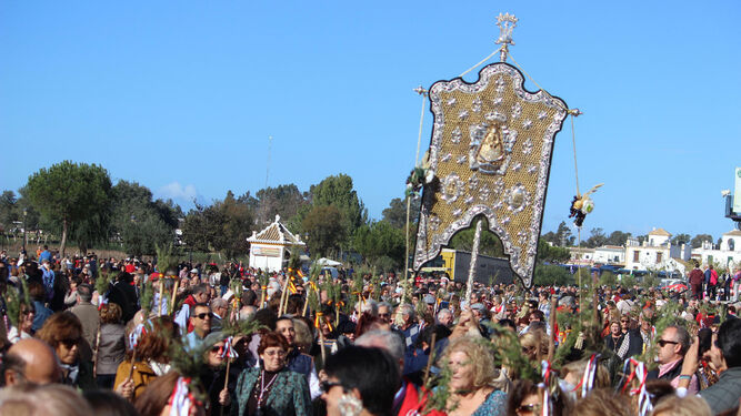 El Simpecado de Almería tras la celebración de la Misa anual en el Santuario.