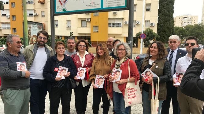 Candatas del PSOE, con la secretaria provincial y otros simpatizantes, en un reparto de propaganda electoral en Cerro Amate.