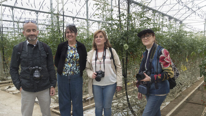 Miembros del grupo Indalo Foto en una salida para hacer fotografías en invernaderos.