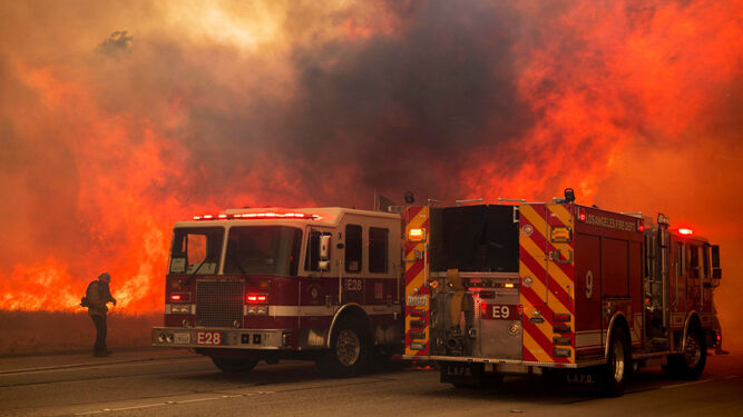 Bomberos luchan contra el fuego en los recientes incendios en California.