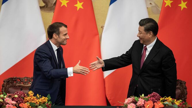 El presidente francés, Emmanuel Macron, saluda a su homólogo chino, Xi Jinping, en Pekín.