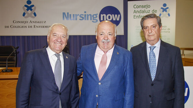 Florentino Pérez Raya, presidente del CAE, Jesús Aguirre, consejero de Salud, y José María Rueda, presidente del Colegio Oficial de Enfermería de Sevilla