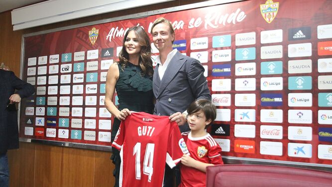 Guti posa con una camiseta con el dorsal '14' junto a su pareja, Romina Belluscio, y el hijo de ambos