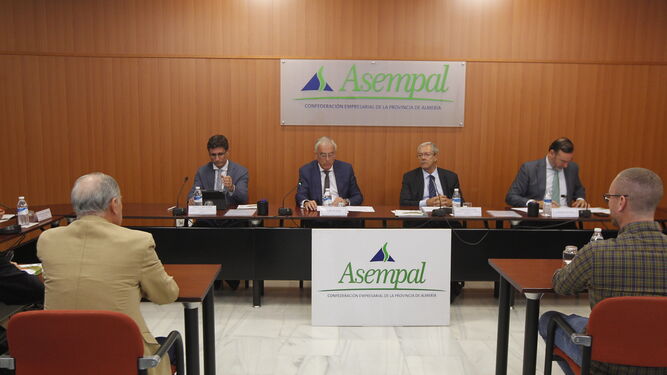 El consejero de Economía, Rogelio Velaxco, ayer en Asempal con empresarios almerienses.