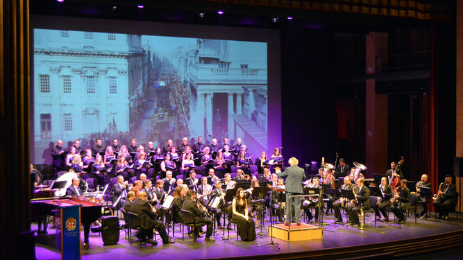 La Banda Sinfónica Municipal y la Coral Virgen del Mar y Autismo Dárata.