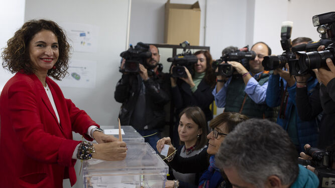 María Jesús Montero, cabeza de lista del PSOE por Sevilla, votando en el colegio electoral.