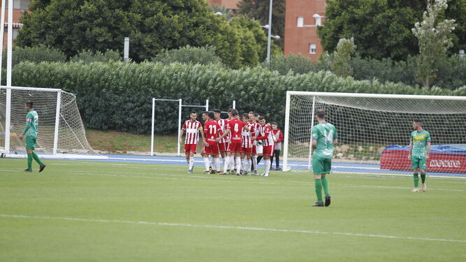 Jugadores rojiblancos celebrando un gol ante el Mancha Real.