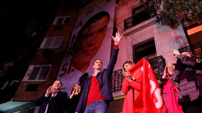 El líder socialista Pedro Sánchez celebra la victoria.