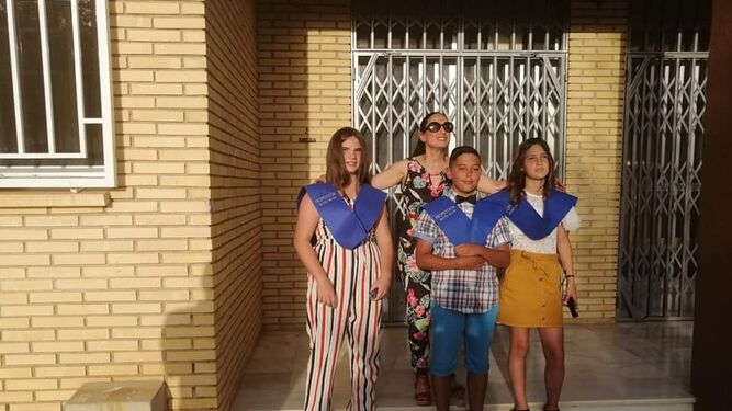 La alcaldesa, Trinidad Jiménez, con los tres niños que se graduaron este verano en el centro en el curso anterior.