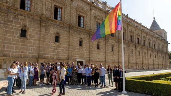La presidenta del Parlamento, Marta Bosquet, junto a representantes políticos y de los colectivos del ramo, en un acto celebrado el día del Orgullo LGTBI.