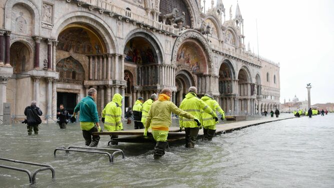 El "agua alta" no da tregua a Venecia y se espera subida de 160 centímetros