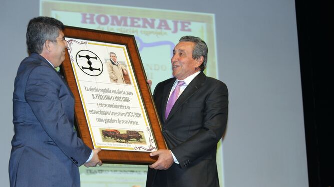 Fernando Cuadri recibe la Medalla de Honor y el cariño de Trigueros