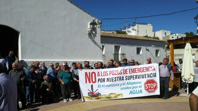 Vecinos del Almanzora protestan ante la llegada de máquinas a Alcóntar para los sondeos y pozos