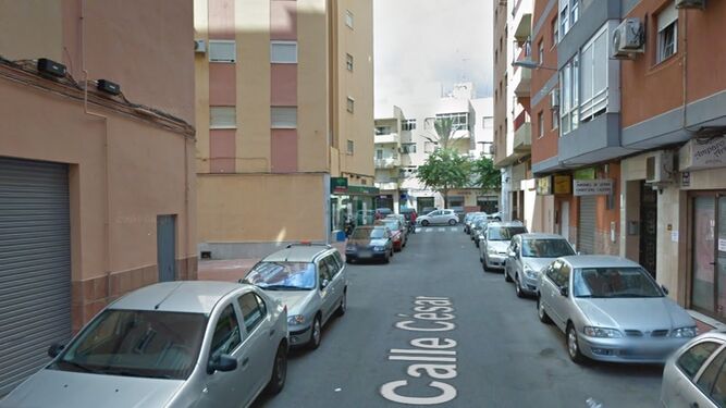 Un joven de 18 años pierde la vida en un incendio en la calle César de Almería
