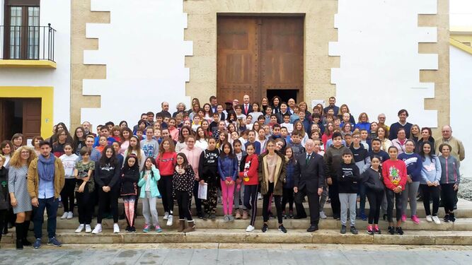 Gran foto de familia con los escolares, representantes municipales y alumnos de la Universidad de Mayores.