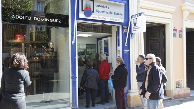 Administración del Paseo de Almería donde ya se pueden ver las colas de clientes para comprar décimos para El Gordo