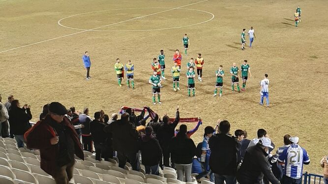 Aficionados animando a los jugadores del Poli Almería al finalizar el choque en tierras motrileñas.