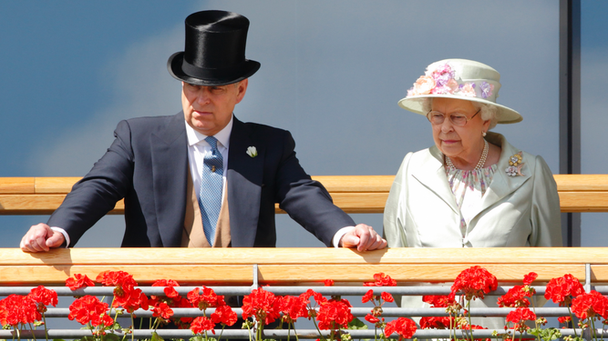 El príncipe Andrés e Isabel II de Inglaterra, en una evento oficial.