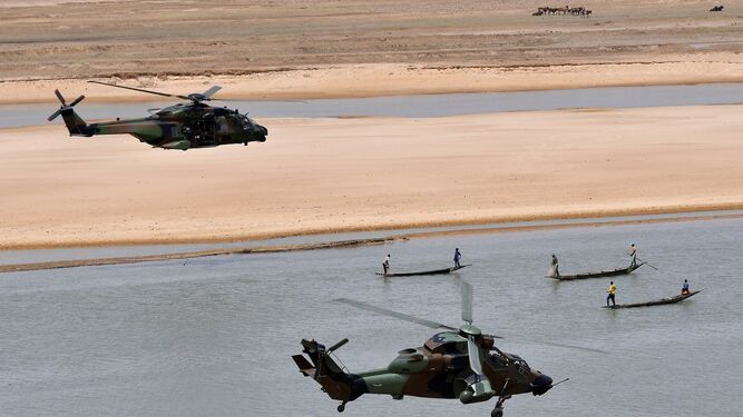 Un helicóptero militar que transportaba al presidente francés Emmanuel Macron (superior) vuela sobre Gao durante una visita a la operación antiterrorista Barkhane de Francia en el Sahel en mayo de 2017.