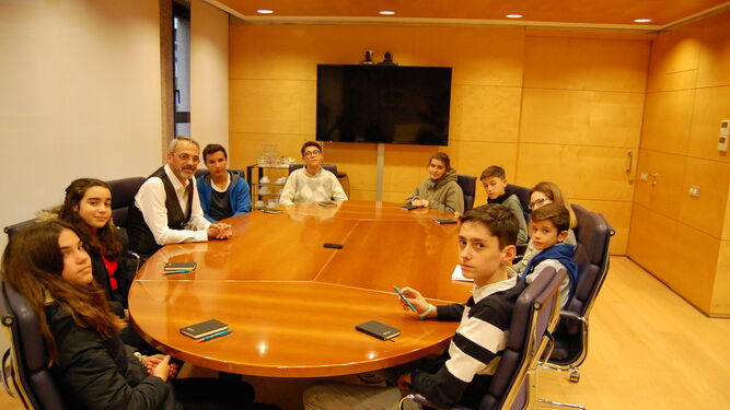 El consejero delegado de BCC-Grupo Cajamar, Manuel Yebra, con los estudiantes de siete centros de Almería.