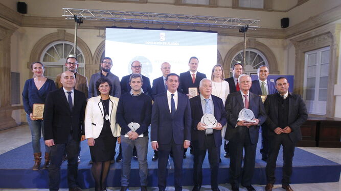 Foto de 'familia' de los galardonados en la segunda edición de los Premios de Responsabilidad Social Empresarial de Diputación de Almería.