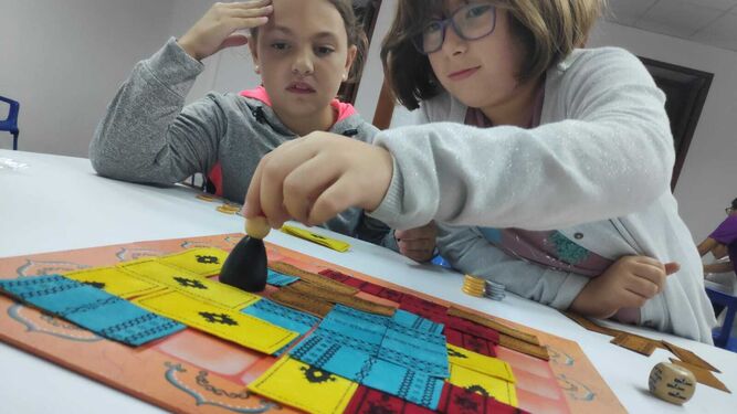 Dos niñas juegan en una de las actividades de Fapace Almería.
