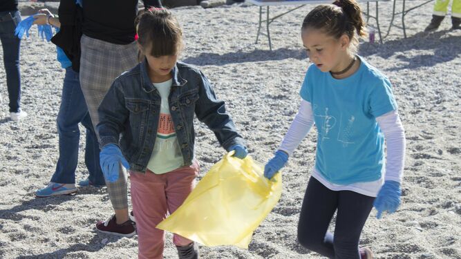 Alumnos del CEIP Federico García Lorca de Carboneras limpian las playas del municipio.