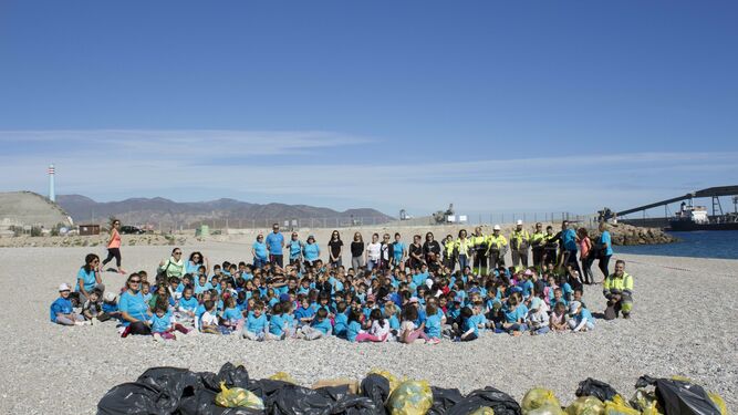 Alumnos del CEIP Federico García Lorca de Carboneras limpian las playas del municipio.