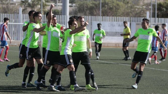 Jugadores de la UDA B celebrando uno de sus goles en el derbi ante el Poli Almería.