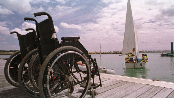 Dos sillas de ruedas en un embarcadero