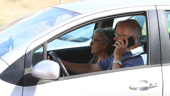 28.184 conductores multados por usar el móvil