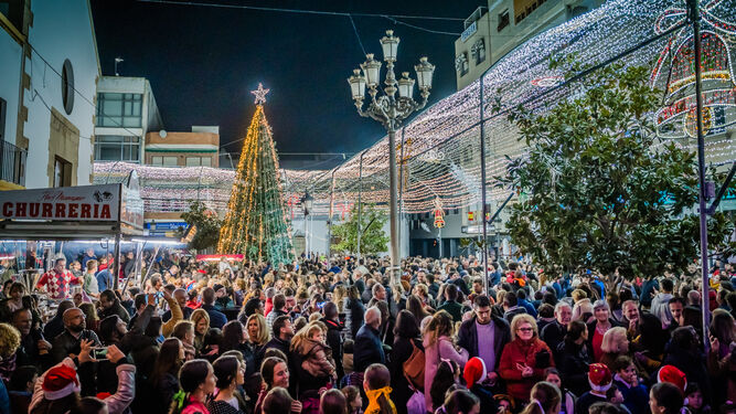 Roquetas ilumina su Navidad con más de tres mil personas en la plaza de la Constitución