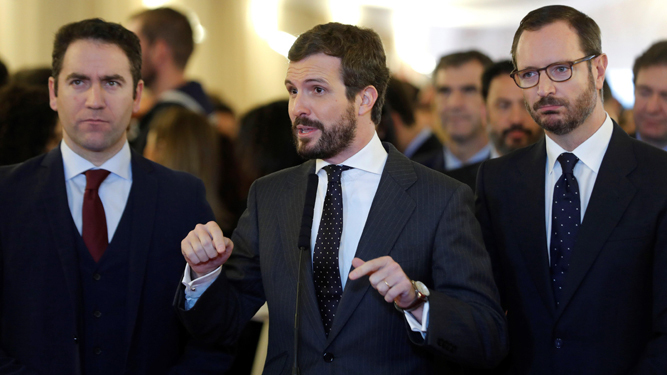 El presidente del PP, Pablo Casado, flanqueado por Teodoro García Egea y Javier Maroto.