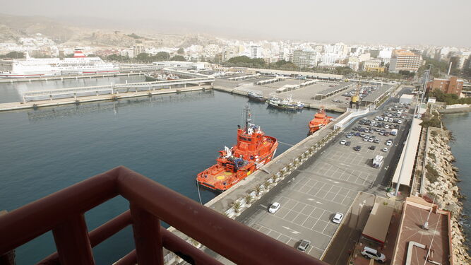 Vista general del puerto de la capital desde la torre de control
