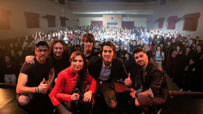 diario de Almería La cantante de Tabernas, Loli Muñoz, rodeada de sus músicos.