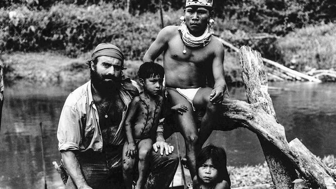 Miguel de la Quadra-Salcedo con indígenas del Amazonas