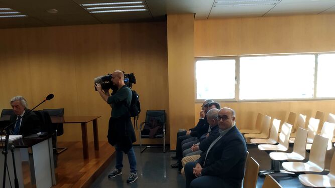 El banquillo de los acusados al inicio de la primera sesión de la vista oral ante el Juzgado de lo Penal número 5 de Almería.