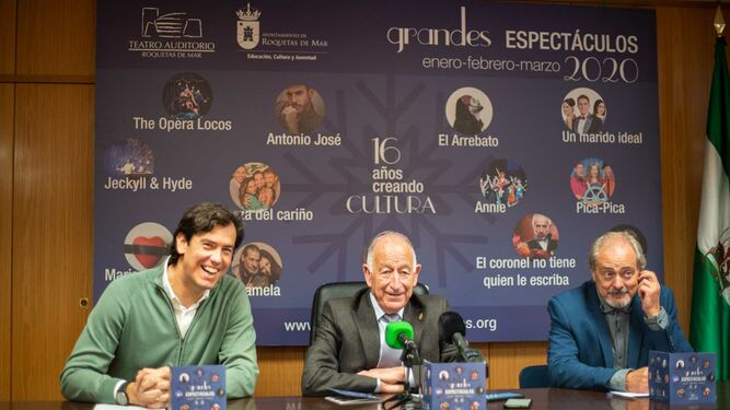 Gabriel Amat acompañado de Juan José Salvador y Juan José Martín presentando la programación de invierno.