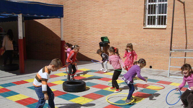 Alumnos juegan en el colegio de educación especial Rosa Relaño