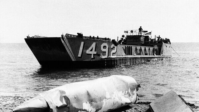Un barco estadounidense junto a una de las bombas que cayeron en Palomares.