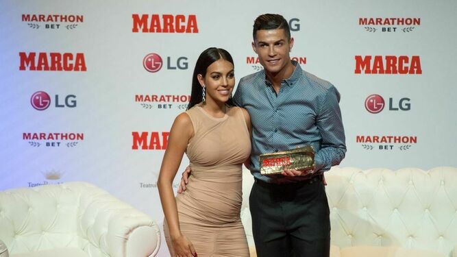 Cristiano Ronaldo y su pareja, recogiendo un premio.