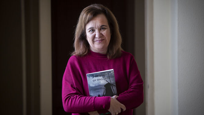 La escritora Carmen Orcero posa con su nueva novela.