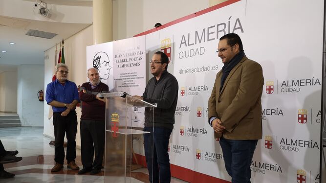 Andrés García Ibáñez explicando la donación junto a Juan Manuel Martín Robles, Luis Javier Cruz y Juan José Ceba