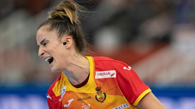 La jugadora española, Nerea Pena, reacciona tras fallar un lanzamiento durante la final