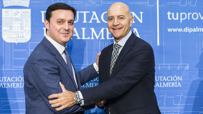El presidente de la Diputación Provincial, Javier A. García, y el empresario y expresidente de la Cámara de Comercio de Almería, Diego Martínez Cano.