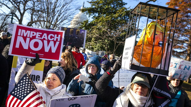 Manifestantes a favor del 'impeachment' se concentran en las inmediaciones del Capitolio, en Washington.