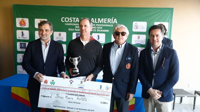 Arruti recibe el cheque de 12.000 euros al primer clasificado del torneo