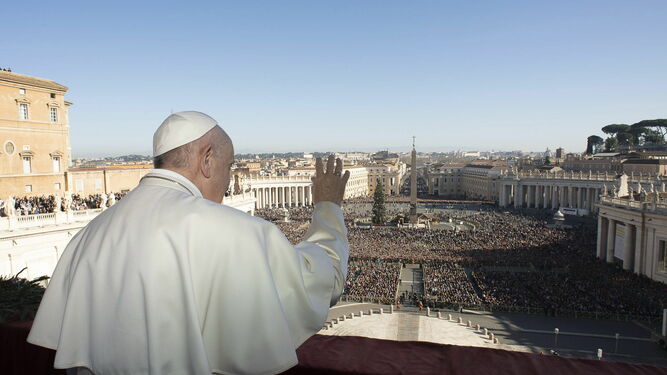 El Papa, durante su tradicional bendición Urbi et Orbi en la plaza de San Pedro del Vaticano.